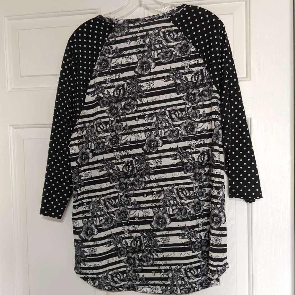 Like New 2XL Black and White Floral Lularoe Randy 3/4 Sleeve Top
